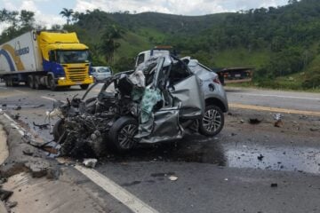 Colisão frontal entre caminhão e carro interdita faixa da BR-381 em Nova Era