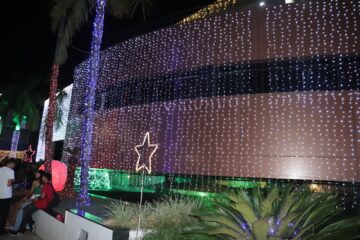 Câmara de Itabira promove noite especial com iluminação de Natal e chegada do Papai Noel