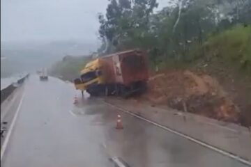 Bom Jesus do Amparo: carreta fica em “L” na BR-381 após motorista perder o controle de direção; chove no local