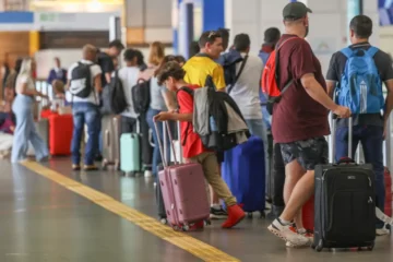Pilotos e comissários podem entrar em greve a partir de 1º de janeiro