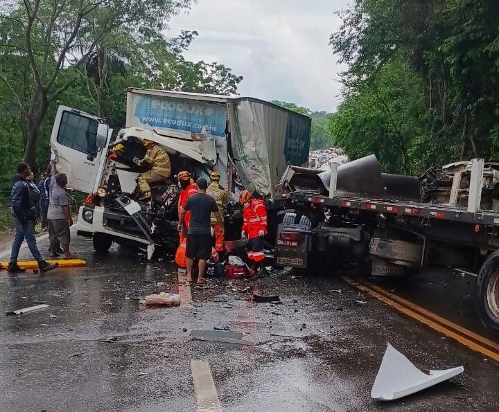 Bombeiros limpam a pista e tráfego começa a ser liberado na BR-381; vítima grave é transferida de helicóptero