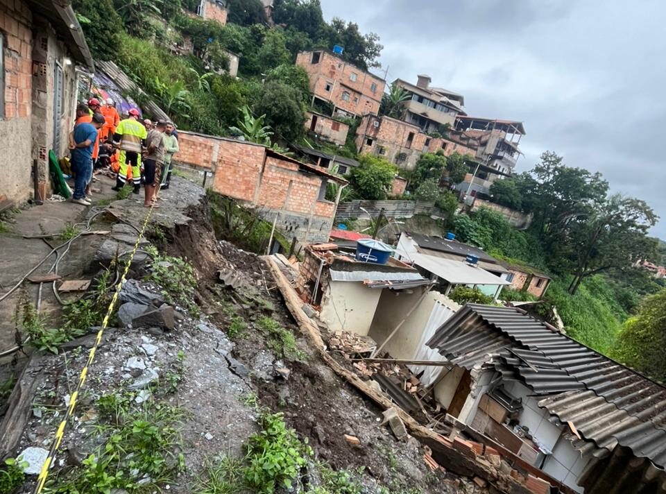 Desabamento em Sabará deixa cinco feridos; criança de 5 anos é socorrida após parada cardiorrespiratória