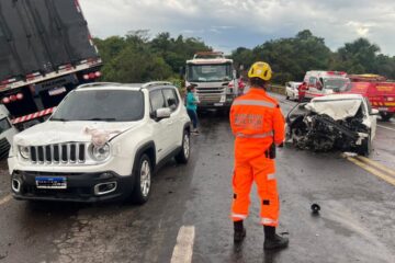 Acidente envolvendo carreta e três carros deixa dois mortos na BR-153