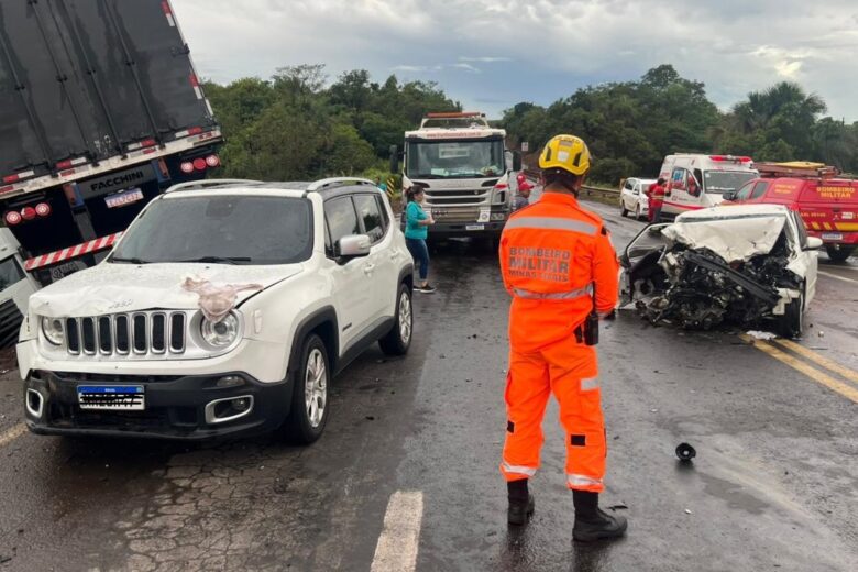 Acidente envolvendo carreta e três carros deixa dois mortos na BR-153