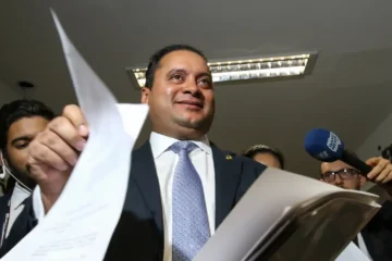 Fraude no INSS: senador Weverton Rocha é alvo de ação da Polícia Federal em nova fase da Operação Sem descontos