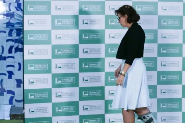 Câmara rejeita cassação e mantém o mandato de Carla Zambelli