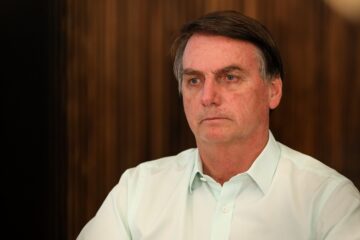 Após queda na prisão, defesa pede domiciliar humanitária para Bolsonaro