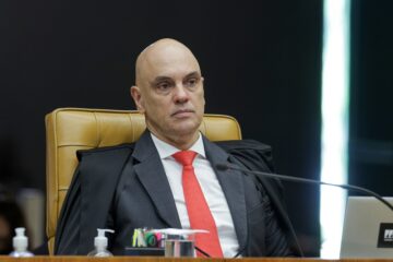 Alexandre de Moraes mantém Bolsonaro em regime fechado após negar prisão domiciliar