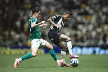 Empolgados após vitórias em clássicos, Galo e Palmeiras medem forças na abertura do Brasileirão; Caraça FM transmite o duelo