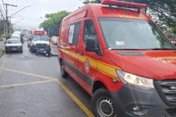 Abertura de porta provoca acidente com carro, moto e caminhão em Contagem