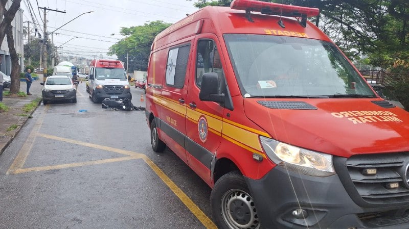 Abertura de porta provoca acidente com carro, moto e caminhão em Contagem