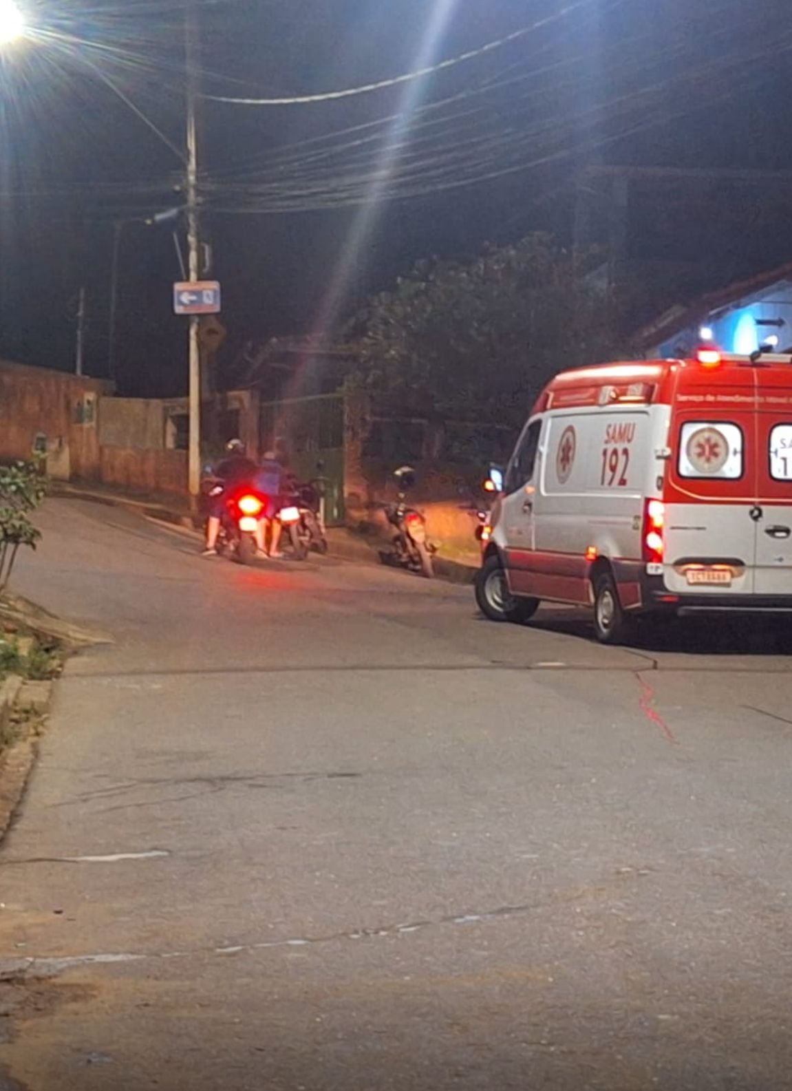Motociclista se fere em colisão contra poste de energia, em Itabira