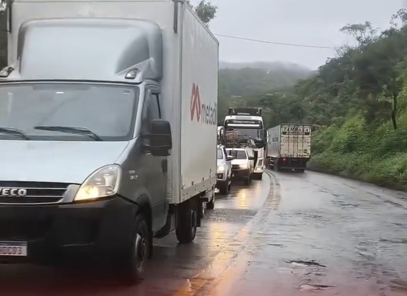 Buracos e tráfego intenso no trecho entre Caeté e BH agravam o trânsito na BR-381