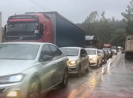 Buracos e tráfego intenso no trecho entre Caeté e BH agravam o trânsito na BR-381