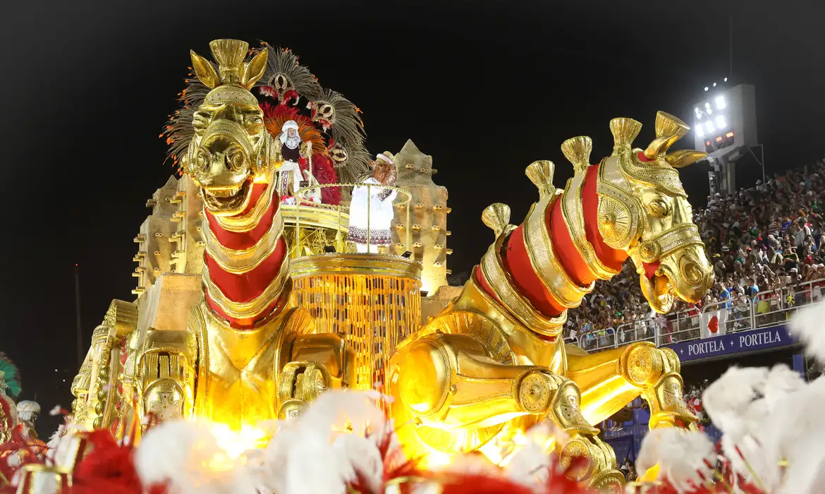 Maioria dos mineiros passará o carnaval em sua própria cidade, segundo pesquisa da FCDL-MG