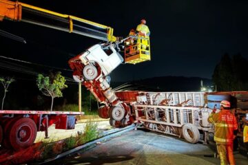 Caminhão carregado com carvão tomba em Betim e motorista fica retido na cabine
