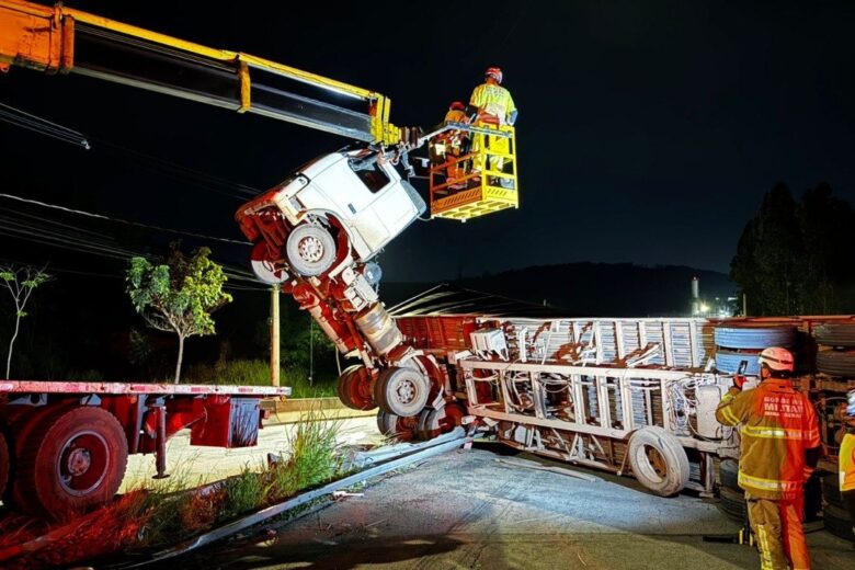 Caminhão carregado com carvão tomba em Betim e motorista fica retido na cabine
