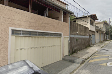 Caminhão colide com poste e atinge casas no Nova Vista; motorista é socorrido em BH