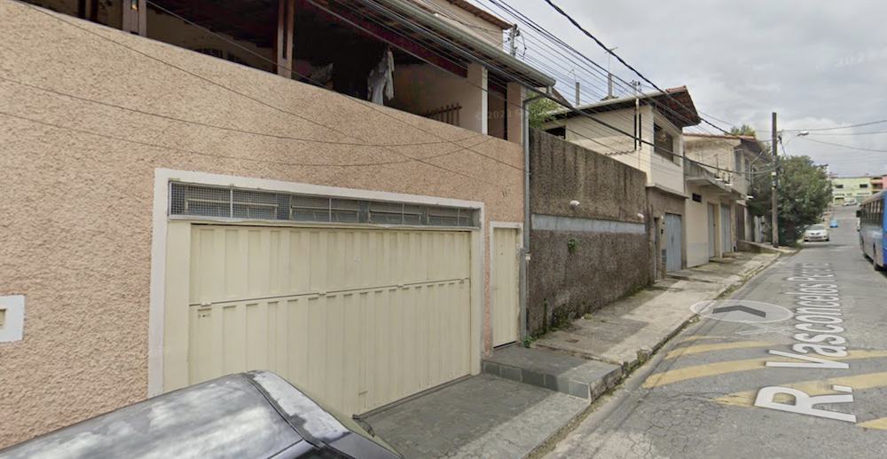 Caminhão colide com poste e atinge casas no Nova Vista; motorista é socorrido em BH