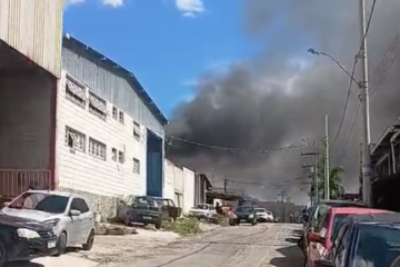 Incêndio atinge galpão industrial no bairro Jardim Piemonte, em Betim