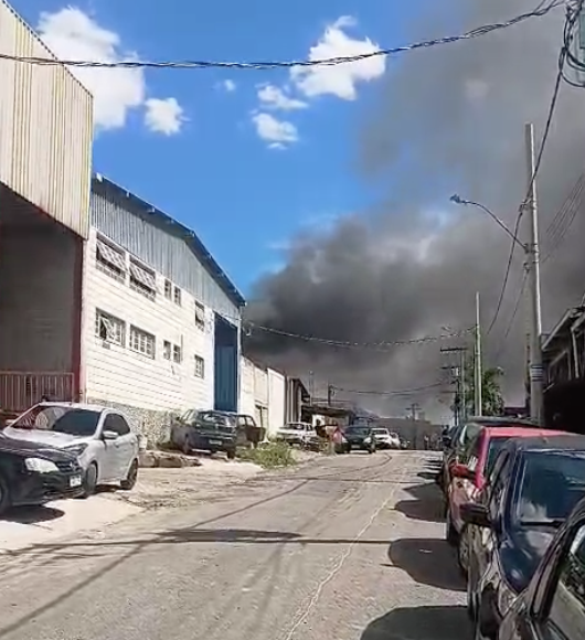 Incêndio atinge galpão industrial no bairro Jardim Piemonte, em Betim