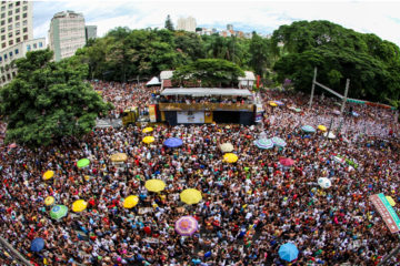 Primeiro fim de semana do Carnaval de BH reúne cerca de 100 mil foliões em 43 desfiles pela cidade