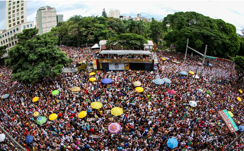 Primeiro fim de semana do Carnaval de BH reúne cerca de 100 mil foliões em 43 desfiles pela cidade