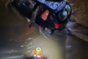 Carro capota e é arrastado pelo Rio Arrudas durante a madrugada em Belo Horizonte