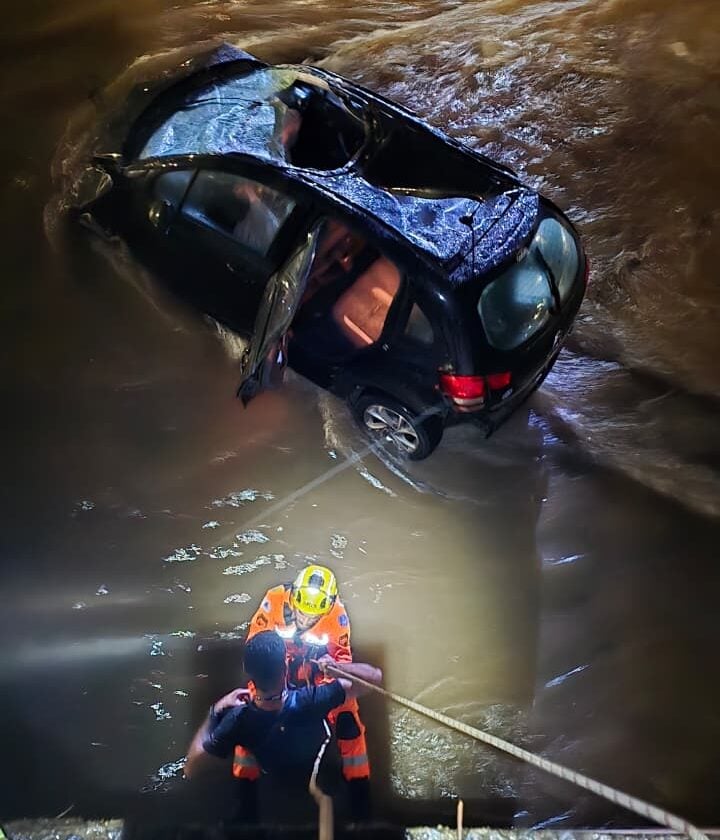 Carro capota e é arrastado pelo Rio Arrudas durante a madrugada em Belo Horizonte