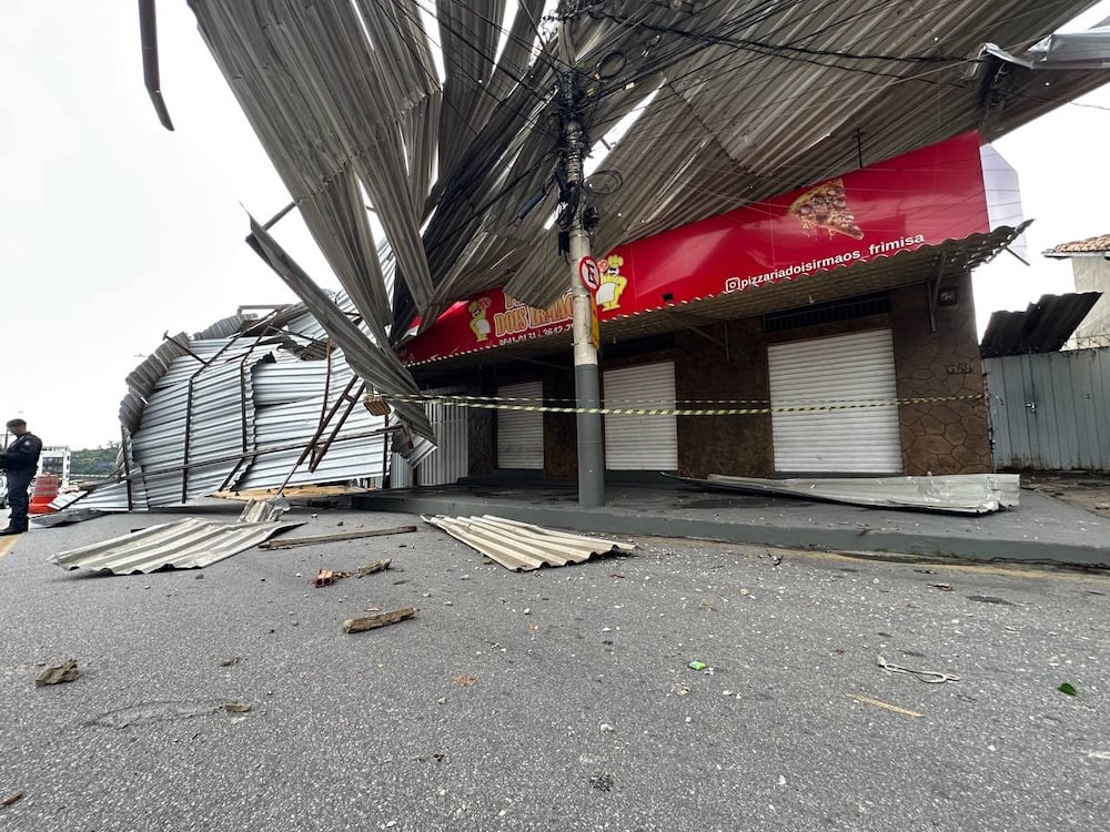 Chuva provoca colapso de telhado e mobiliza bombeiros em Santa Luzia