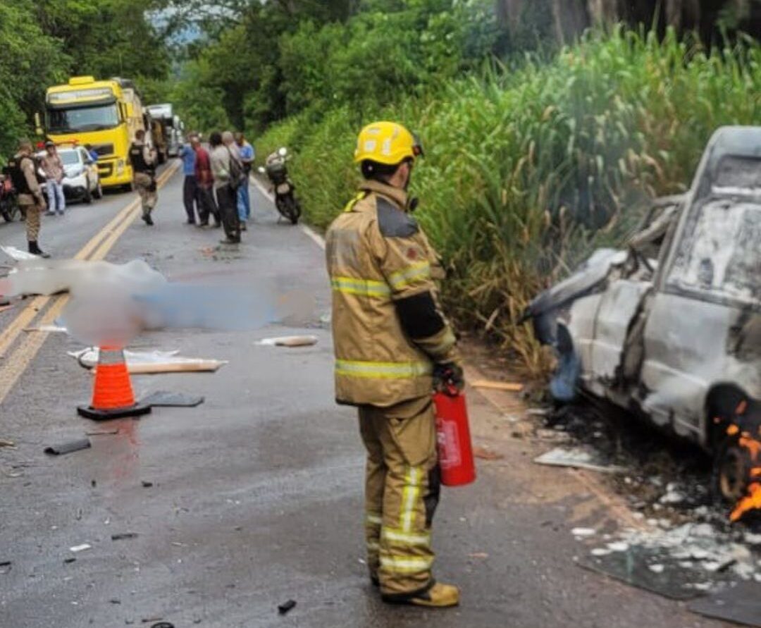 Motorista de carro funerário morre após colisão com caminhão na MG-262, em Mariana