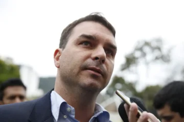 Flávio Bolsonaro fica frustrado em não encontrar com Marco Rubio em viagem aos EUA
