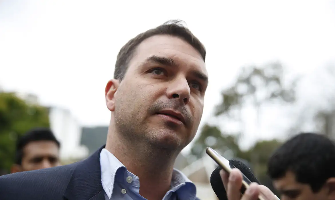 PF apura se Flávio Bolsonaro deixou o Brasil rumo aos EUA
