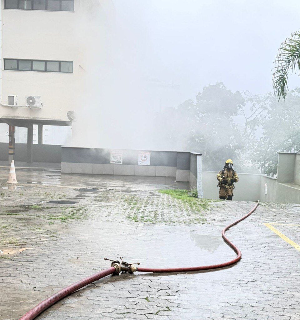 Incêndio atinge subsolo de prédio comercial no bairro Sion, em Belo Horizonte