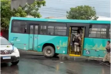 Jovem é apreendido após manter mulher refém dentro de ônibus em Ribeirão das Neves