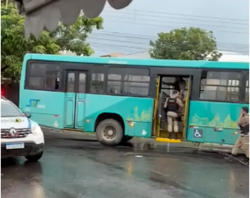 Jovem é apreendido após manter mulher refém dentro de ônibus em Ribeirão das Neves
