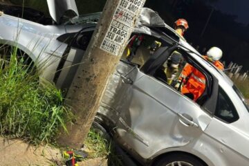 Motorista fica preso às ferragens após bater em poste no Anel Rodoviário de BH