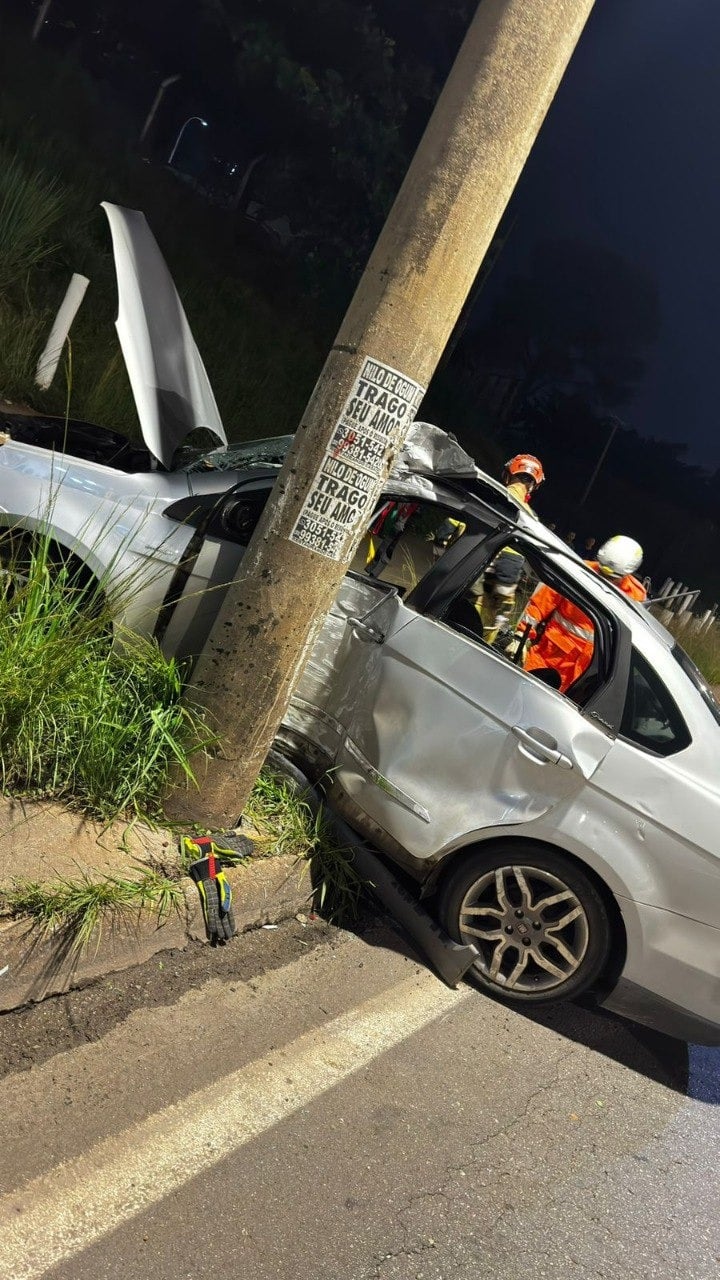Motorista fica preso às ferragens após bater em poste no Anel Rodoviário de BH