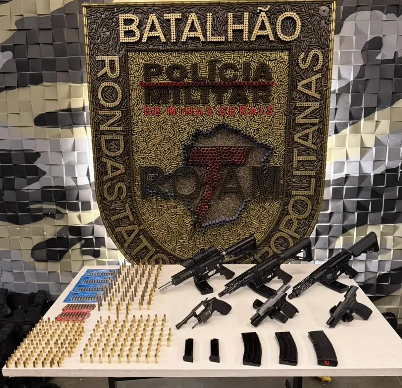 Mulher é presa com fuzis, granadas e pistolas durante operação da Rotam em Belo Horizonte
