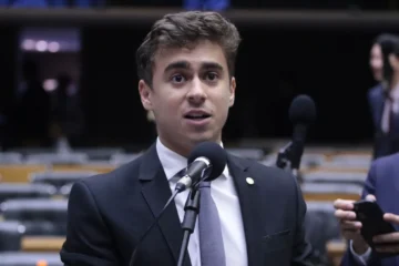 Nikolas visita atingidos por raio em hospital após manifestação que marcou o encerramento da caminhada em Brasília