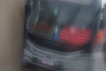 Ônibus desgovernado atinge muro e atropela idosa em ponto de ônibus no Alto Vera Cruz