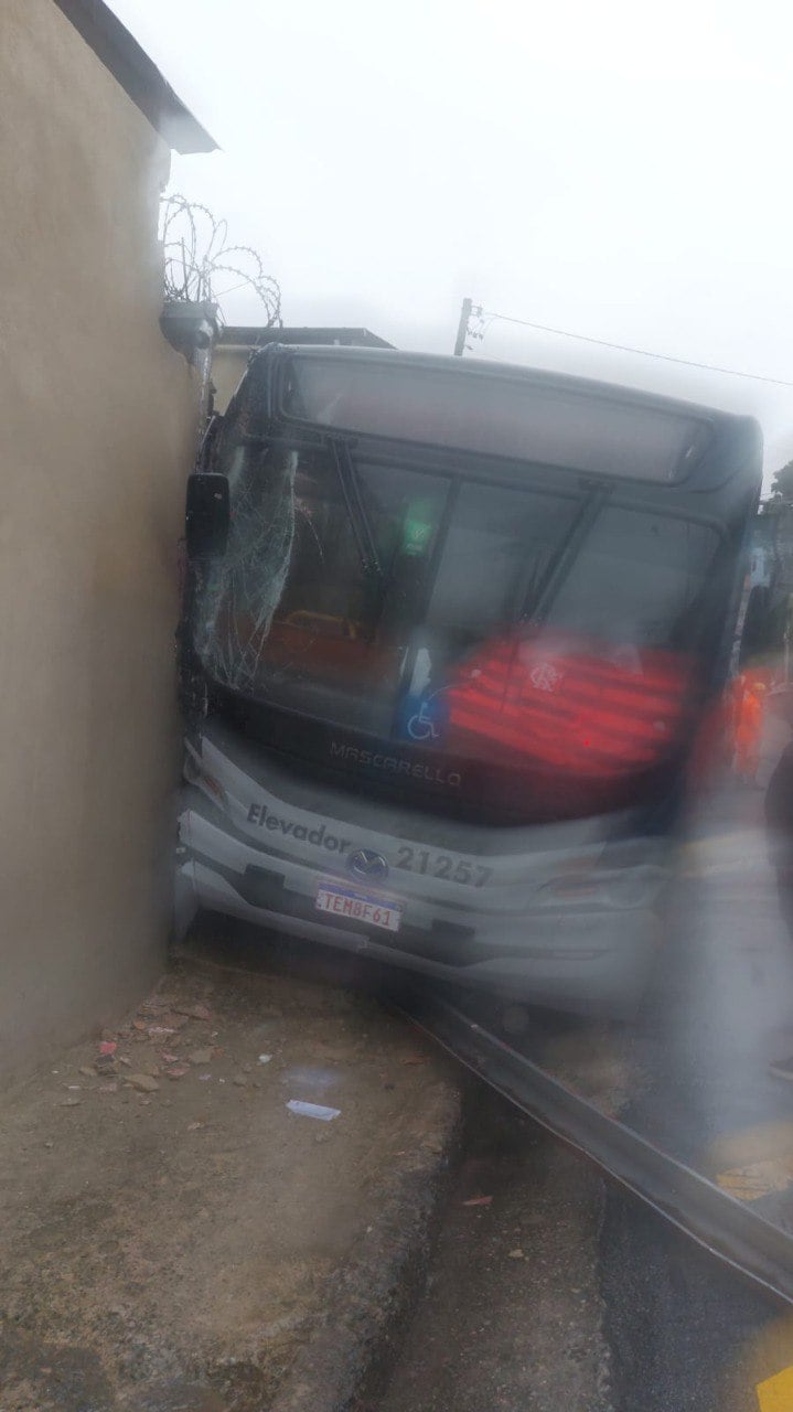 Ônibus desgovernado atinge muro e atropela idosa em ponto de ônibus no Alto Vera Cruz