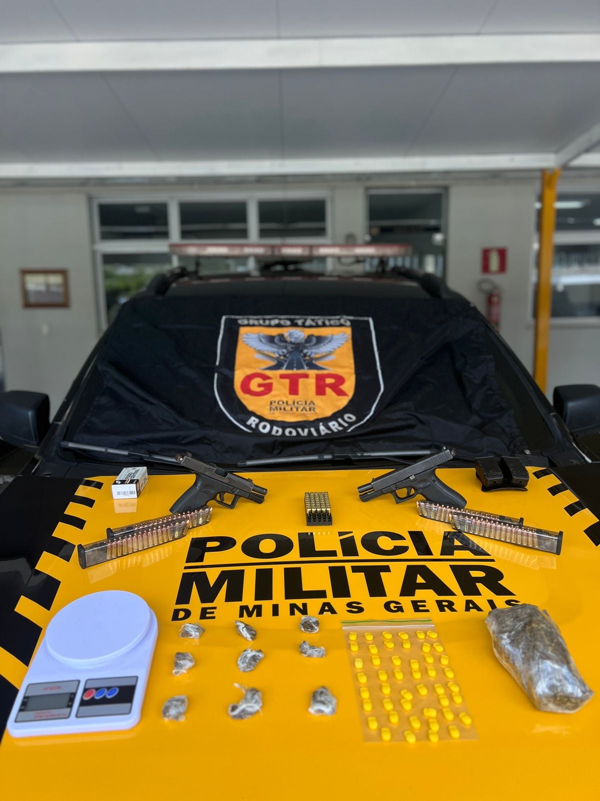 Operação policial apreende armas automáticas e drogas ligadas à disputa por pontos de tráfico na Grande BH