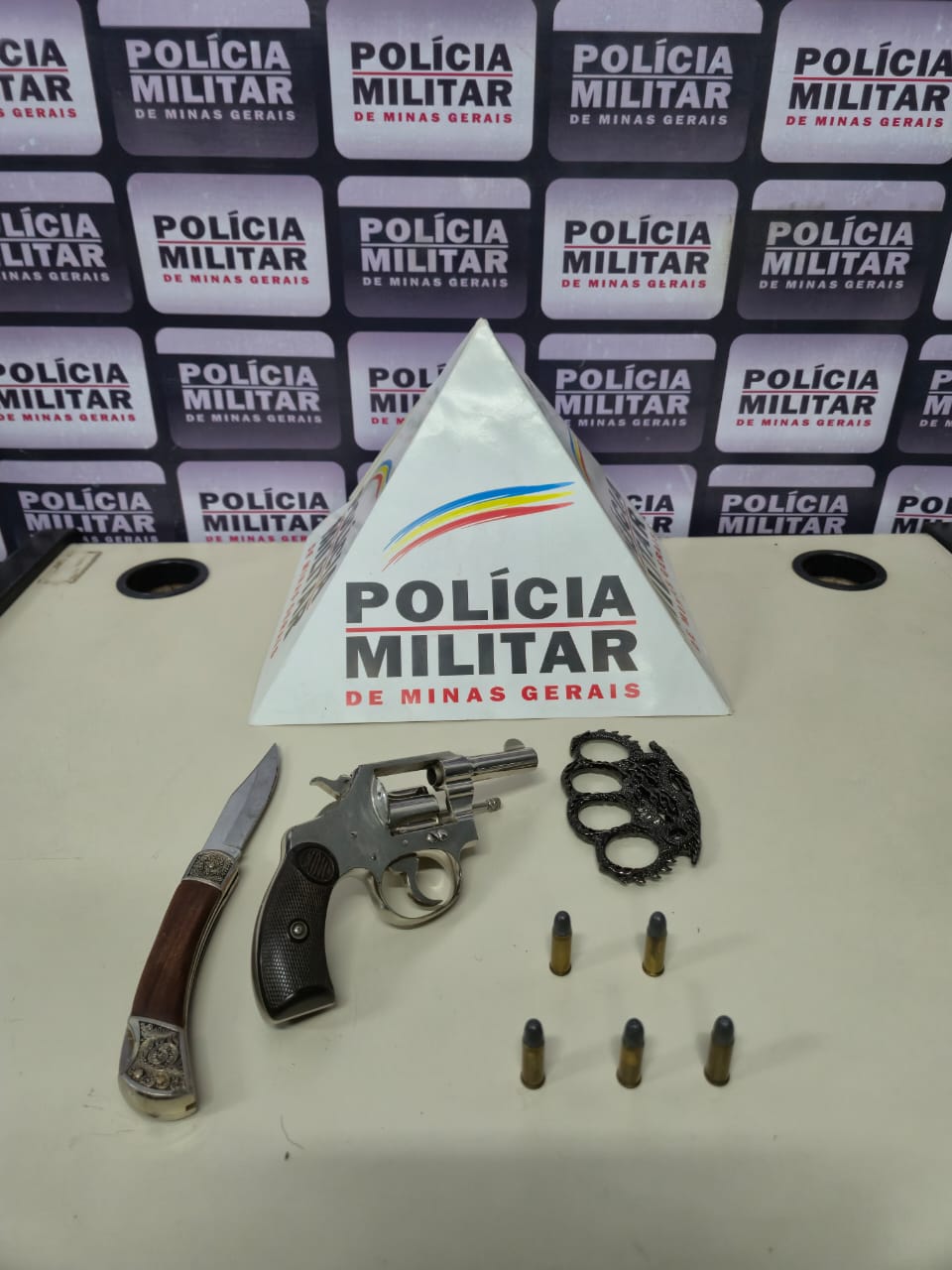 Idoso de 73 anos é preso por agressão e porte ilegal de arma, em Ipoema
