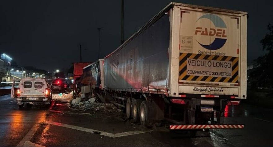 Carreta tomba no Anel Rodoviário e atinge casas na Vila da Luz, em Belo Horizonte
