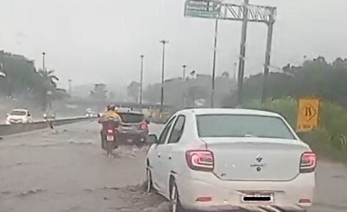 Alagamento interdita pista do Anel Rodoviário em BH após chuva intensa