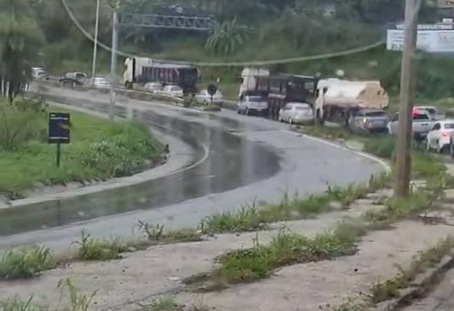BR-381 registra chuva e engarrafamento nesta segunda-feira