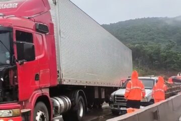 Caminhão perde controle em curva e provoca congestionamento na BR-381, em Caeté