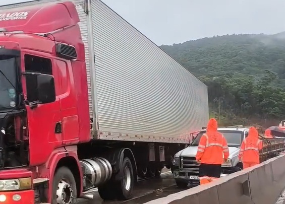 Caminhão perde controle em curva e provoca congestionamento na BR-381, em Caeté