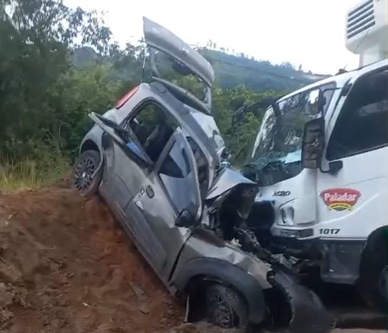 Colisão frontal entre carro e caminhão deixa três mortos na BR-381, em Jaguaraçu